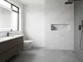 Bagno moderno con doppio lavabo, wc sospeso e doccia a filo pavimento con pendenza per un drenaggio ottimale.