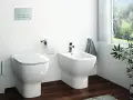 Bagno moderno con WC e bidet. Le dimensioni dei sanitari sospesi sono ideali per un ambiente pulito e spazioso.
