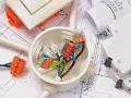 Materiali elettrici su progetto: scatola di derivazione, connettori, cavi e interruttore. Ideale per la comunicazione lavori al vicino.