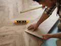 Installazione di un nuovo pavimento in laminato, un passo importante per coibentare pavimento e migliorare l'isolamento termico.