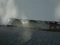 Deterioramento di un muro con esposizione di materiale isolante in eps alta densità e grata metallica sottostante.