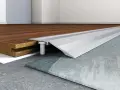 Profilo metallico per unire legno e cemento. Soluzione pratica per idee per unire due pavimenti diversi.