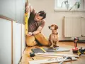 Uomo con cane controlla livellamento per lavori di manutenzione straordinaria detrazione 50.