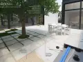 Un giardino moderno con un sistema di piastrellare innovativo, che mostra diverse opzioni di posa su erba, sabbia e ghiaia.