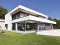 Villa moderna con ampi vetrate e terrazze, immersa nel verde. Ideale per chi cerca una dimora di pregio, categoria catastale A1.