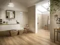 Bagno moderno con pavimenti in legno effetto parquet, ideali come migliori pavimenti per interni. Doccia a vista e arredi minimalisti.
