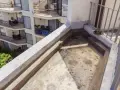Il balcone è pronto per come impermeabilizzare un balcone. Si vedono i bordi rialzati e la griglia di scarico.