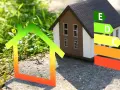 Modello di casa con etichetta energetica e simbolo di casa verde, per la normativa casa green.