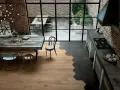 Un moderno spazio industriale dove accostare parquet e piastrelle esagonali crea un design unico.