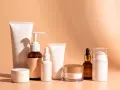 Una collezione di prodotti per la cura della pelle, tra cui creme, sieri e tubetti, ideali come fissativo prima della rasatura per una pelle liscia e protetta.