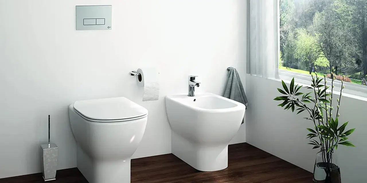 Bagno moderno con WC e bidet. Le dimensioni dei sanitari sospesi sono ideali per un ambiente pulito e spazioso.