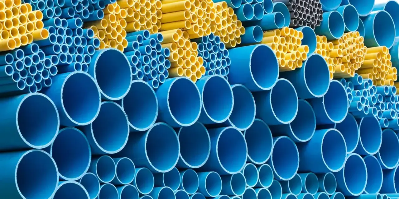 Tubi in polipropilene: pile di tubi blu e gialli, con alcune differenze visibili nei diametri e nelle tonalità.