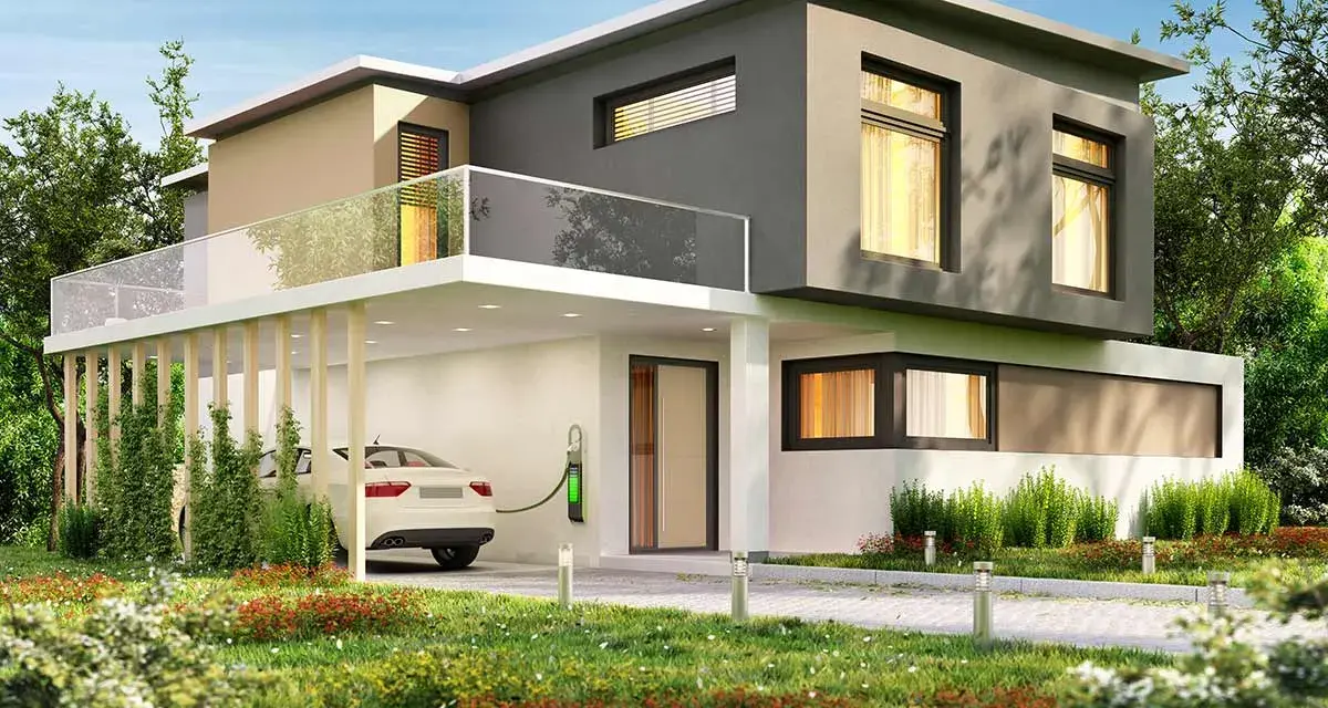 Casa moderna con esterno grigio e beige, auto elettrica in carica. Un'ispirazione per scegliere colore casa esterno.