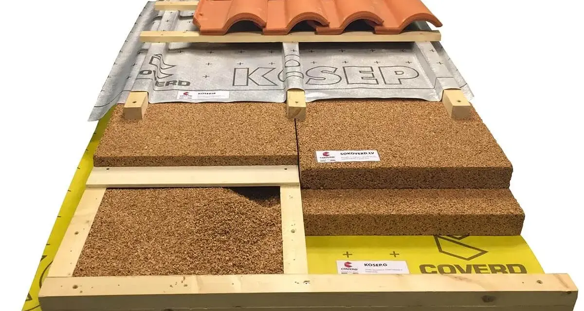 Modello di tetto con diversi strati di isolamento in sughero, che mostra lo spessore minimo isolamento tetto ideale.