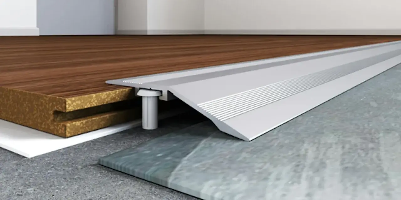 Profilo metallico per unire legno e cemento. Soluzione pratica per idee per unire due pavimenti diversi.