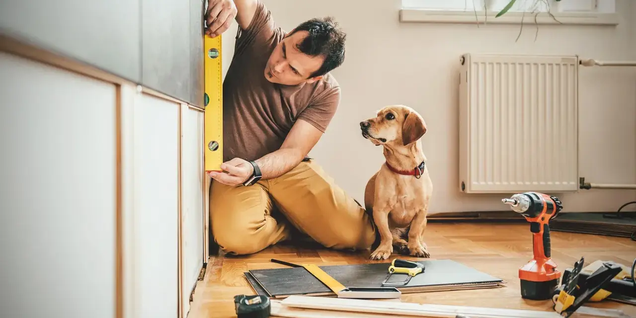 Uomo con cane controlla livellamento per lavori di manutenzione straordinaria detrazione 50.