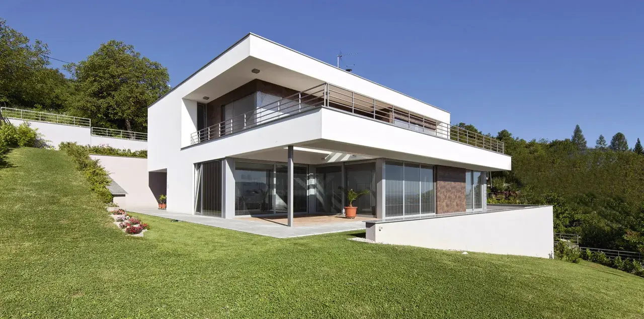 Villa moderna con ampi vetrate e terrazze, immersa nel verde. Ideale per chi cerca una dimora di pregio, categoria catastale A1.