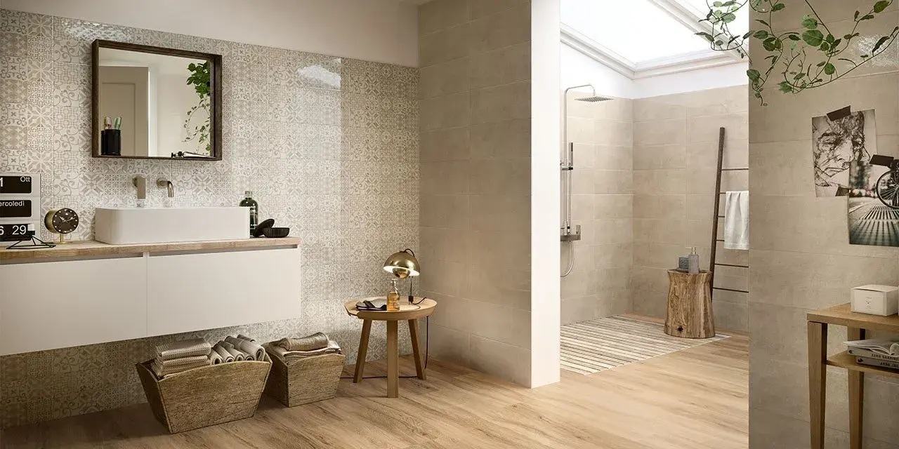 Bagno moderno con pavimenti in legno effetto parquet, ideali come migliori pavimenti per interni. Doccia a vista e arredi minimalisti.