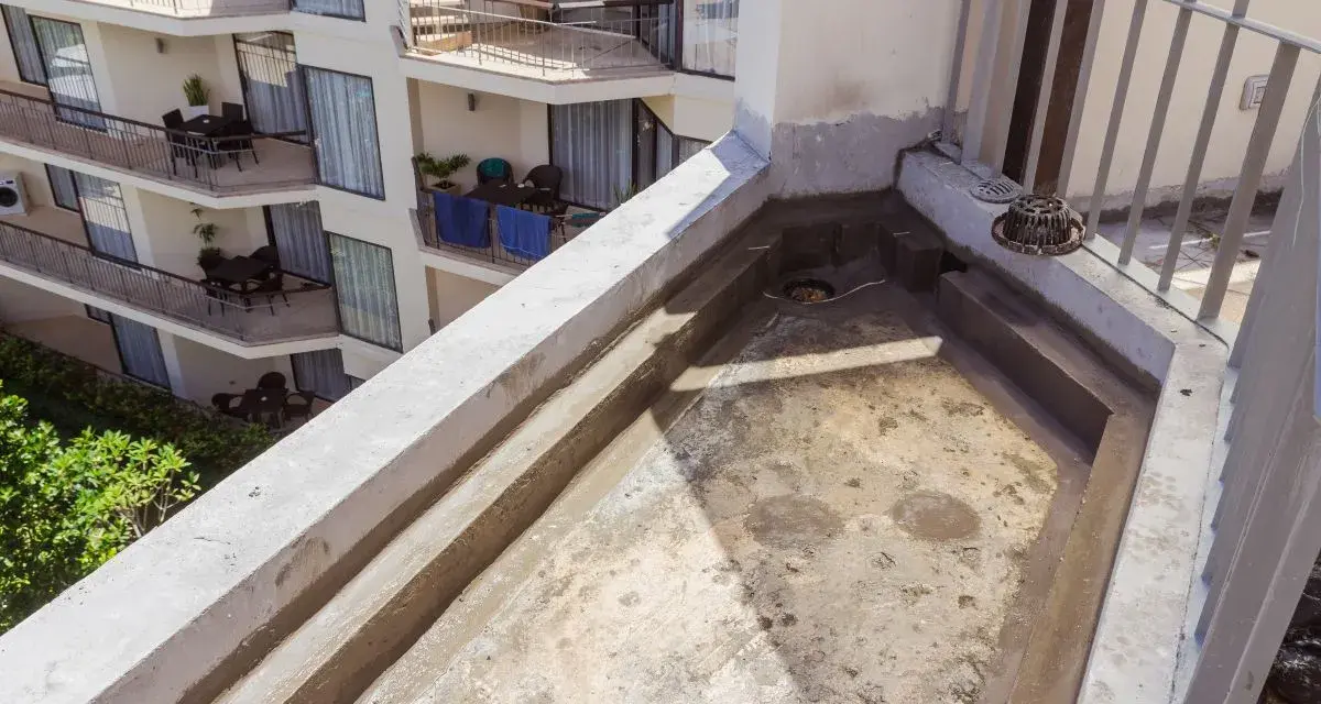 Il balcone è pronto per come impermeabilizzare un balcone. Si vedono i bordi rialzati e la griglia di scarico.