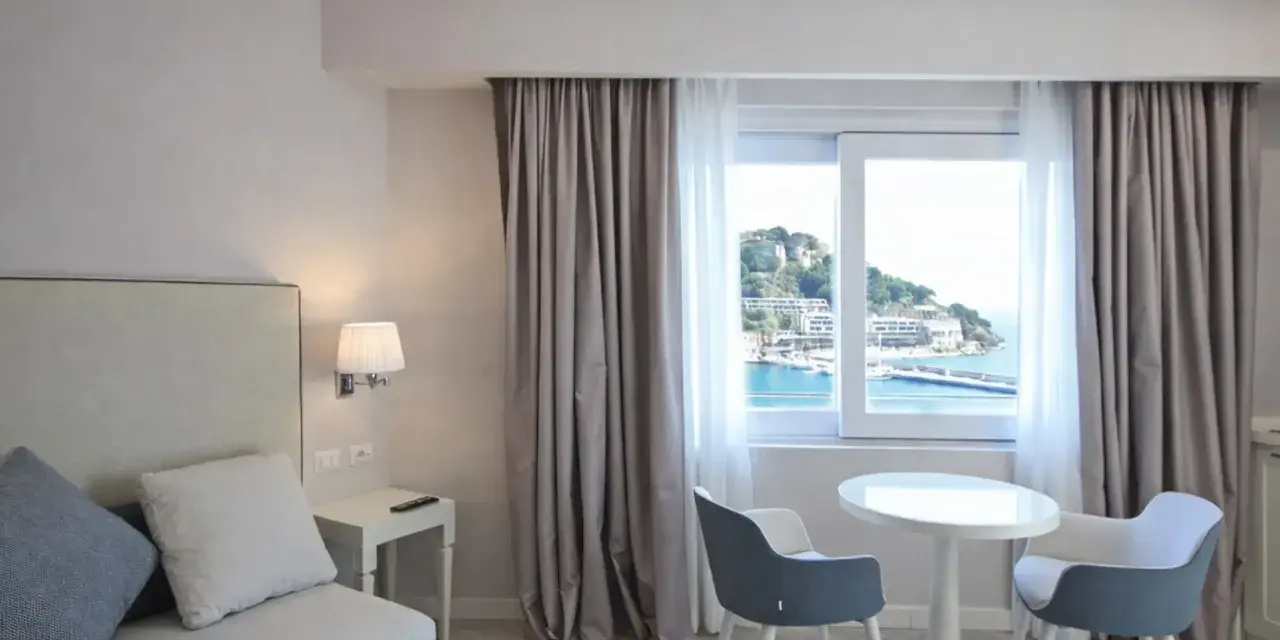 Pavimenti chiari e luminosi, perfetti per idee pavimenti casa al mare. Camera con vista, divano, tavolino e sedie moderne.