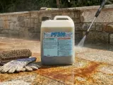 Flacone di acido tamponato per gres, con guanti e spazzola, pronto per pulire il patio.