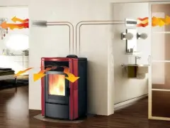 Stufa a pellet rossa con canalizzazione per distribuire il calore in più stanze.