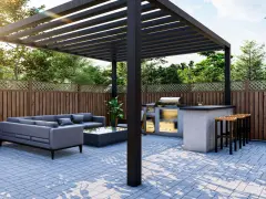 Pergolato moderno con zona relax e cucina esterna, ideale per chi cerca come coprire un terrazzo dalla pioggia e godersi lo spazio all'aperto.