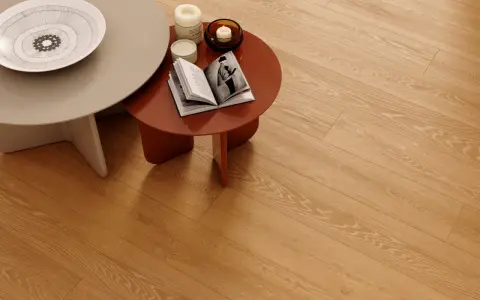 Tavolini e candele su un caldo pavimento in legno chiaro. Valutare il pavimento clap pro e contro per un ambiente accogliente.