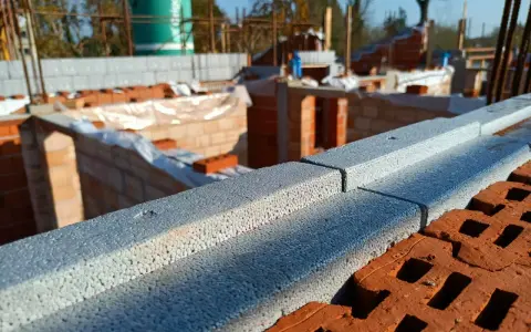 Costruzione in corso: blocchi di polistirene espanso per isolamento termico, un'alternativa al cappotto lana di roccia pro e contro da valutare.