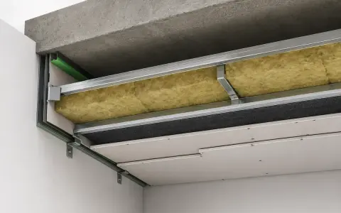 Dettaglio costruttivo di un controsoffitto insonorizzato con lana di roccia e pannelli in cartongesso.