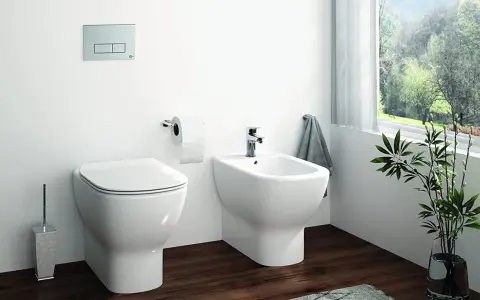 Bagno moderno con WC e bidet. Le dimensioni dei sanitari sospesi sono ideali per un ambiente pulito e spazioso.