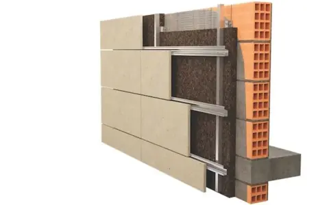 Sezione di una facciata ventilata: pannelli esterni, isolante, struttura metallica e muro portante in laterizio. Valutare pro e contro.