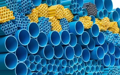 Tubi in polipropilene: pile di tubi blu e gialli, con alcune differenze visibili nei diametri e nelle tonalità.