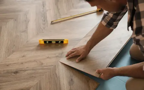 Installazione di un nuovo pavimento in laminato, un passo importante per coibentare pavimento e migliorare l'isolamento termico.