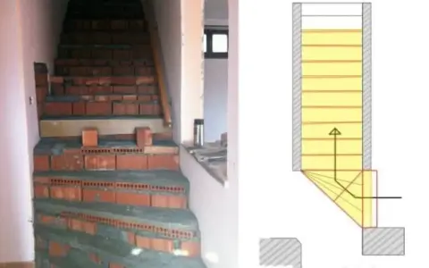 Fase di lavoro per modificare una scala interna in muratura, con mattoni a vista e progetto schematico.