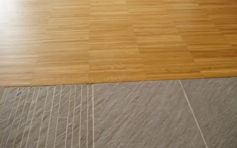 Unire pavimenti in parquet e pietra per un open space. Come unire il pavimento se abbatto il muro.