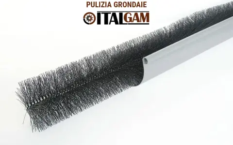 Spazzola per grondaie: la soluzione per pulire le grondaie senza salire sul tetto. Facile ed efficace.