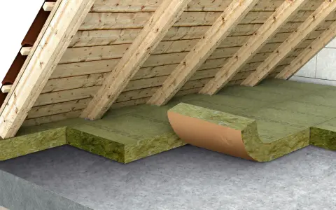 Pannelli isolanti per solai calpestabili, con struttura in legno e tetto, mostrano uno strato di isolamento in lana di roccia.