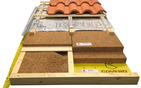 Modello di tetto con diversi strati di isolamento in sughero, che mostra lo spessore minimo isolamento tetto ideale.