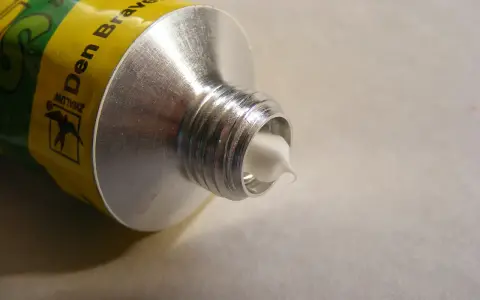 Tubo di silicone pronto all'uso per sigillare e proteggere. Utile per riparazioni domestiche e lavori di fai da te.