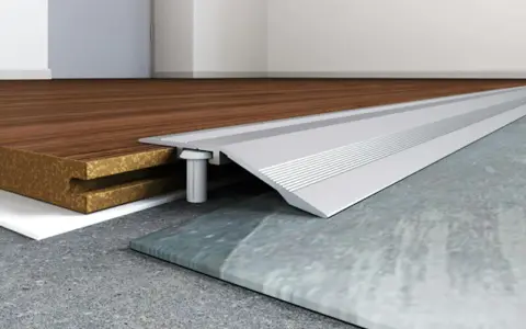 Profilo metallico per unire legno e cemento. Soluzione pratica per idee per unire due pavimenti diversi.