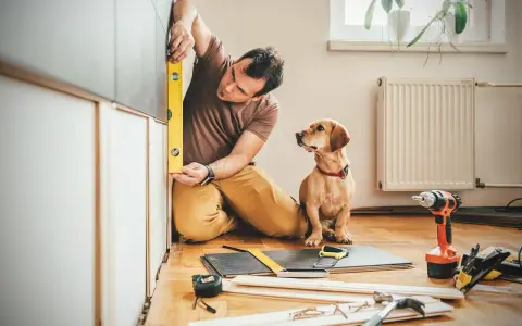 Uomo con cane controlla livellamento per lavori di manutenzione straordinaria detrazione 50.
