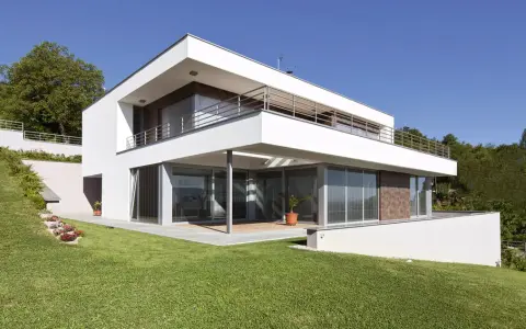 Villa moderna con ampi vetrate e terrazze, immersa nel verde. Ideale per chi cerca una dimora di pregio, categoria catastale A1.