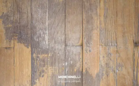 Parquet scolorito con segni di usura. Scopri i rimedi per riportarlo al suo antico splendore.