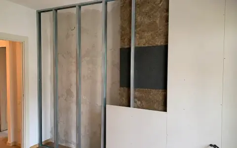 Costruzione di una parete interna con struttura metallica, isolamento acustico e pannelli in cartongesso. Si valuta lo spessore per un ottimo isolamento acustico delle pareti.