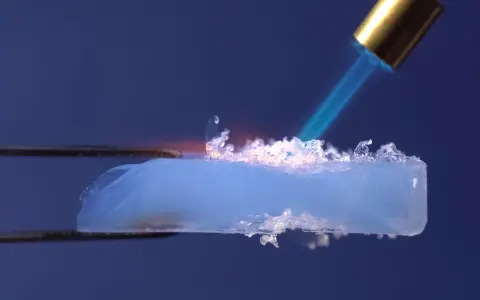 Un pezzo di aerogel, materiale innovativo per l'edilizia, viene riscaldato con una fiamma.