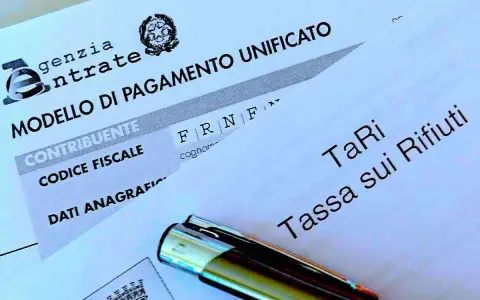 Modello di pagamento unificato per la TARI, tassa sui rifiuti, con dati del contribuente e codice fiscale.