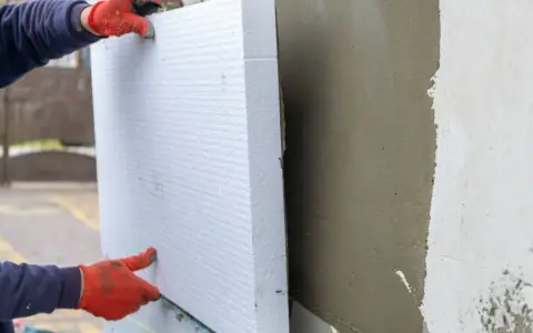 Installazione di pannelli Depron per isolamento termico. Le opinioni su questo materiale sono positive per la sua efficacia.
