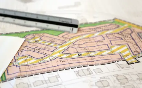 Planimetria con righello, evidenziate aree verdi e lotti edificabili. Si intravede la dicitura "categoria catastale B4".