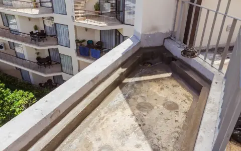 Il balcone è pronto per come impermeabilizzare un balcone. Si vedono i bordi rialzati e la griglia di scarico.